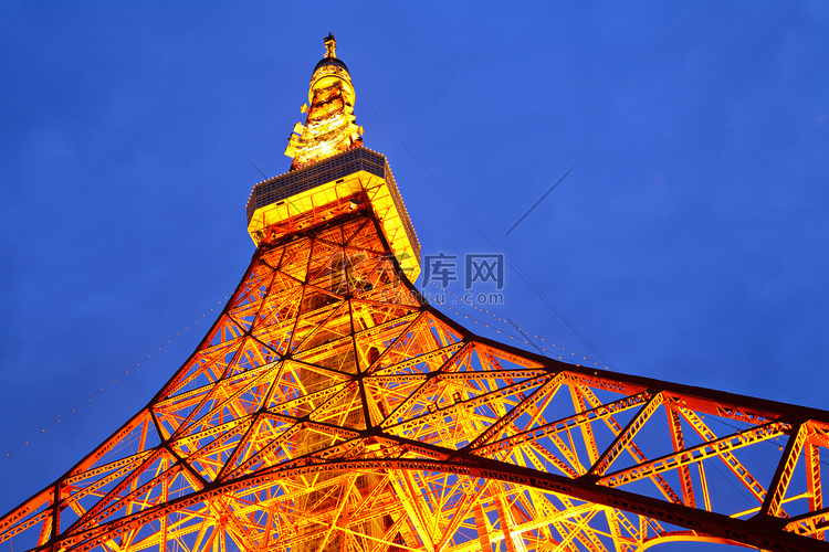 东京塔在晚上