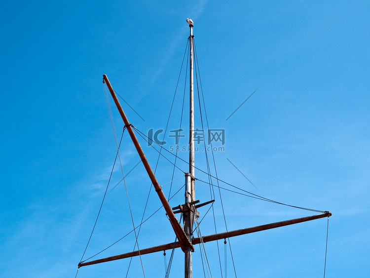 一艘老式帆船的传统木桅