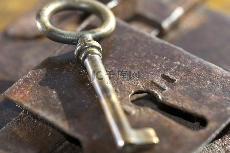 带钥匙的铁制手工旧锁