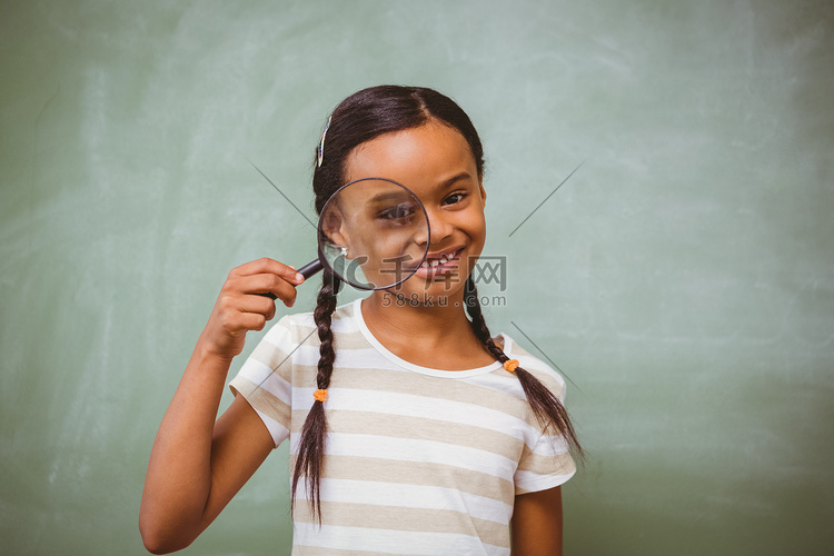 在教室里拿着放大镜的小女孩