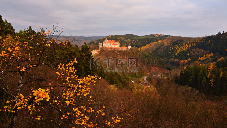 美丽的古城堡在森林里，有秋天的