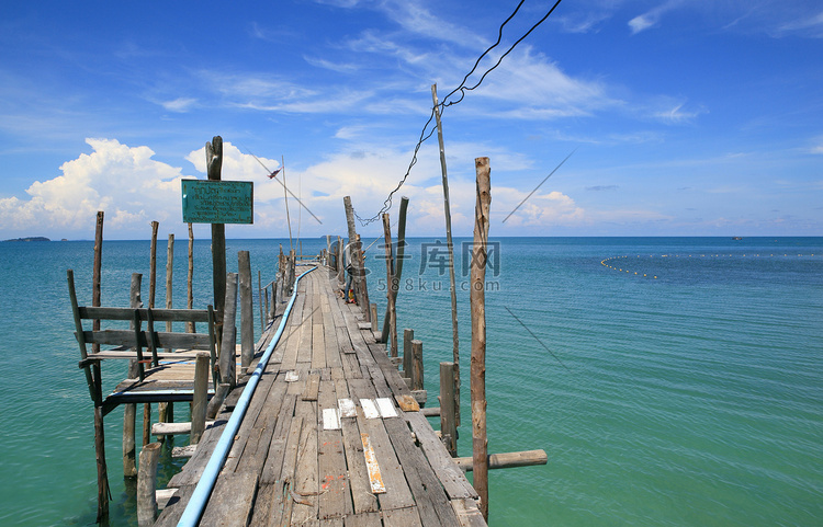 海滩上传统的泰式水上餐厅。