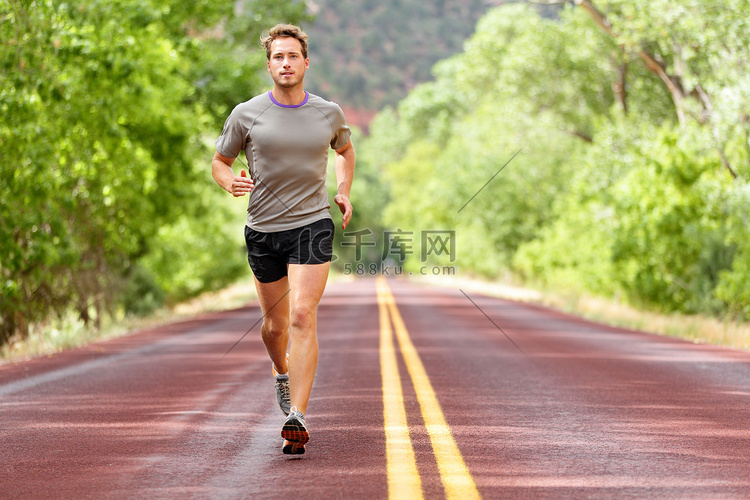 跑在路的体育和健身赛跑者人
