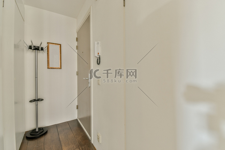现代公寓门口有白色墙壁和镶木地