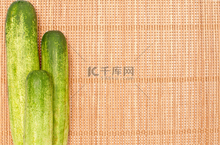 竹席背景上的抽象设计背景蔬菜