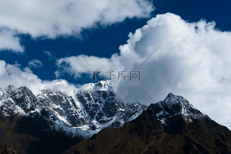 喜马拉雅山脉和云层下雪