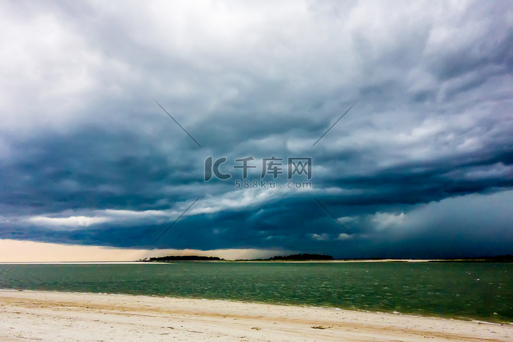 暴风雨期间的泰碧岛海滩场景