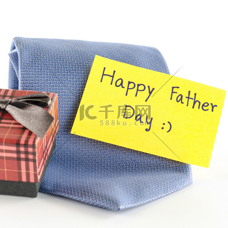 带卡片标签的领带和礼盒写父亲节