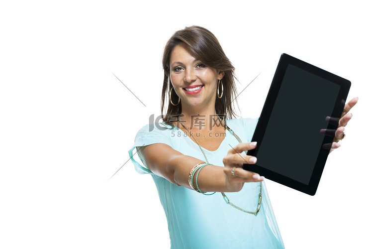 漂亮女人在她的平板电脑前浏览