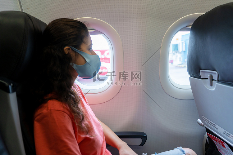 在机舱里飞行时，一个脸上戴着医