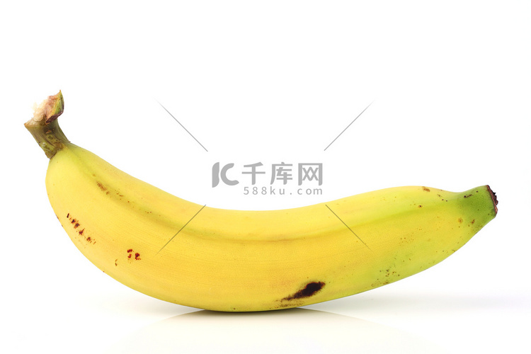孤立在白色背景上的新鲜成熟香蕉