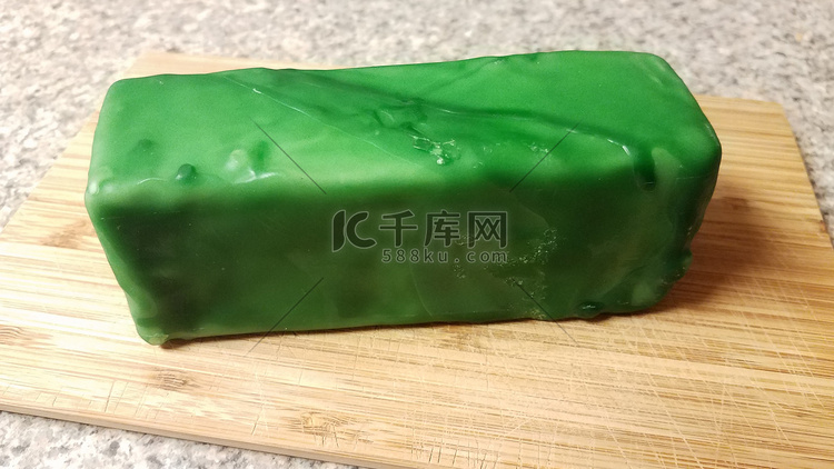 木切板上用绿蜡密封的奶酪