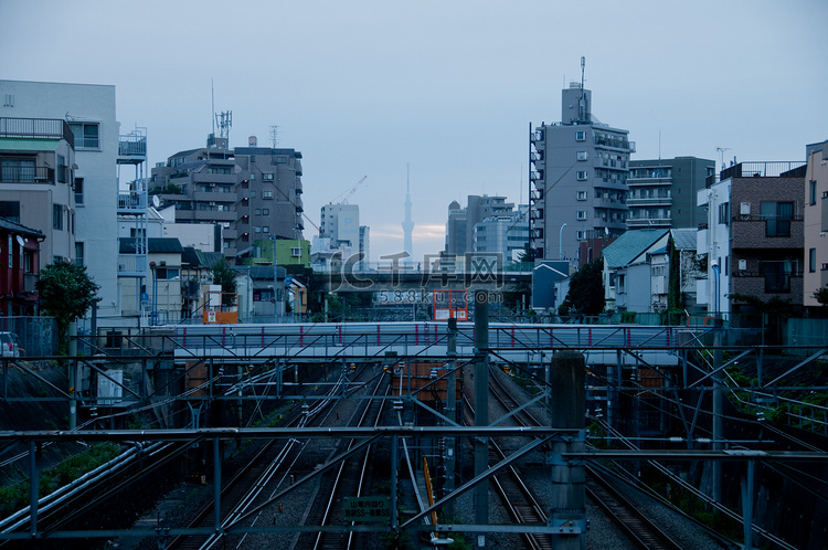 东京大都市和复杂火车的早晨太阳