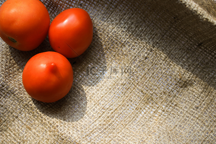 麻布材料上的西红柿