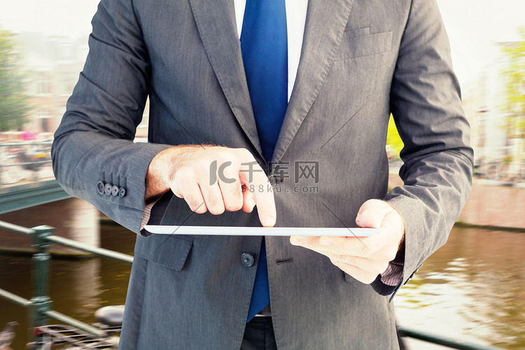 商人使用他的 tablet pc 的复合图像