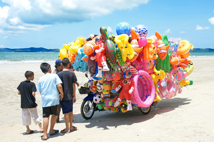 泰国东部海滩上的玩具店。