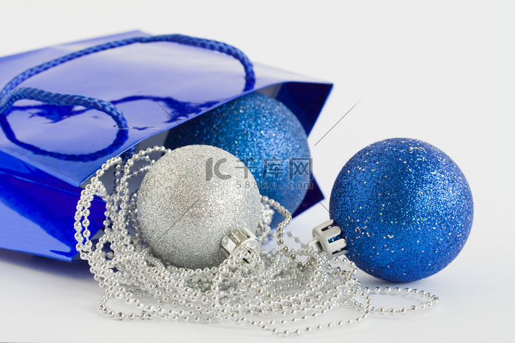 蓝色袋子、圣诞节球和玻璃珠