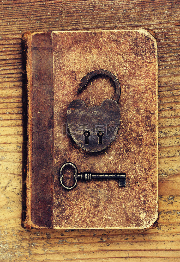 旧书上有钥匙的古董挂锁