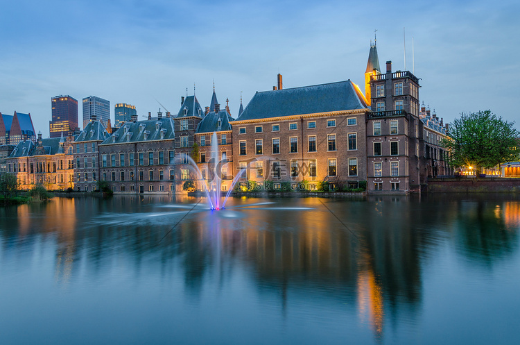 Binnenhof 宫，议会在黄昏的地方