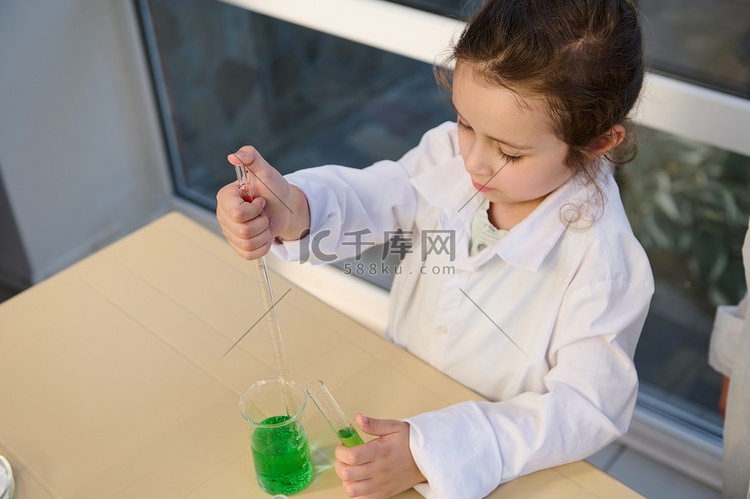 身穿实验室大衣的小女孩，在化学