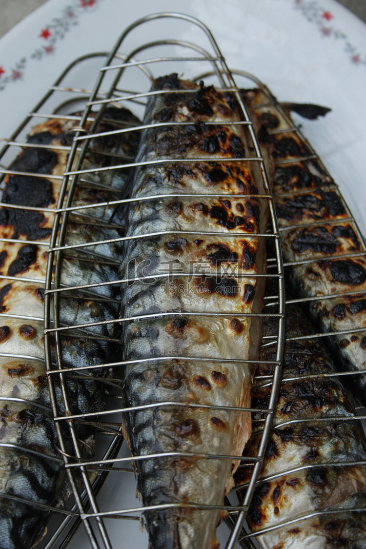 炭火特写图像上的烧烤鲭鱼。