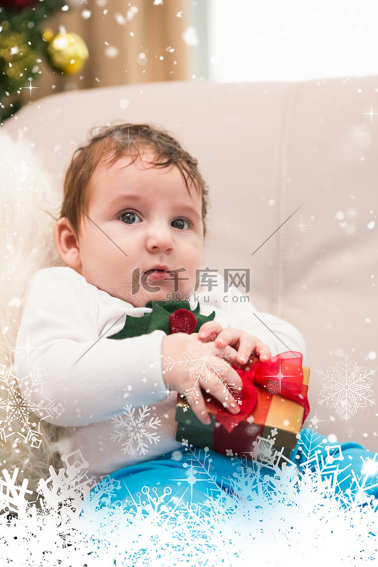 圣诞节沙发上可爱男婴的合成图像