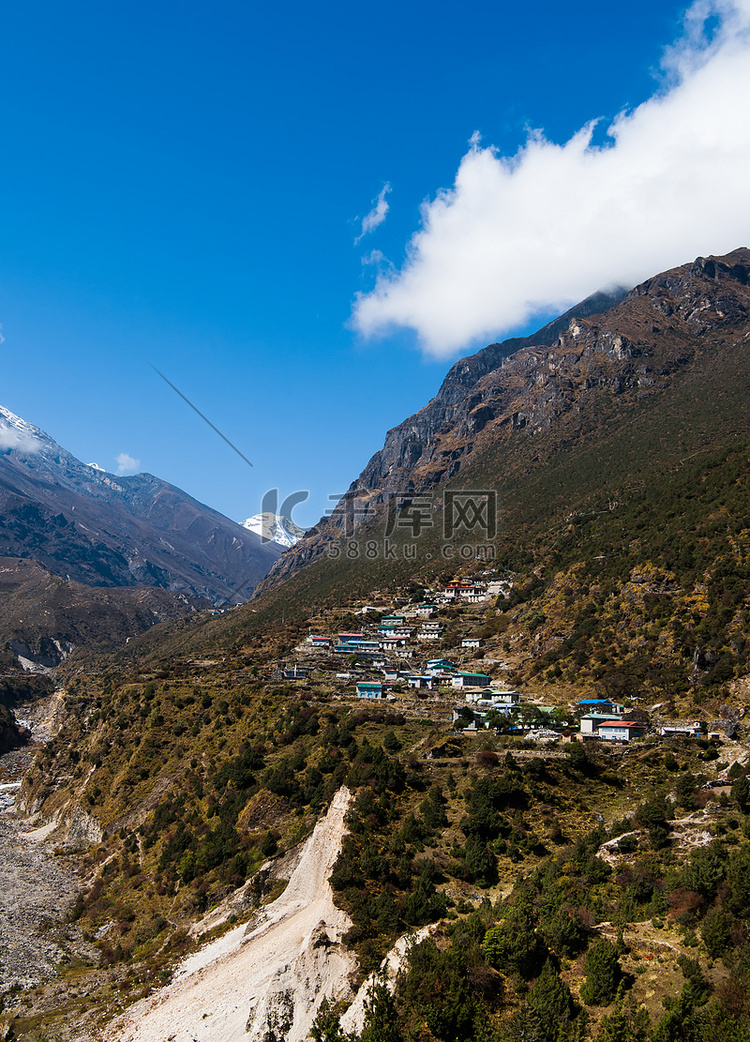 喜马拉雅山风景：高地村庄和山
