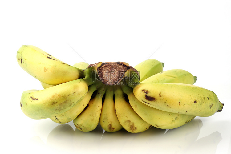 在白色背景上的香蕉束