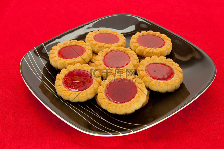 红色背景中的一盘饼干