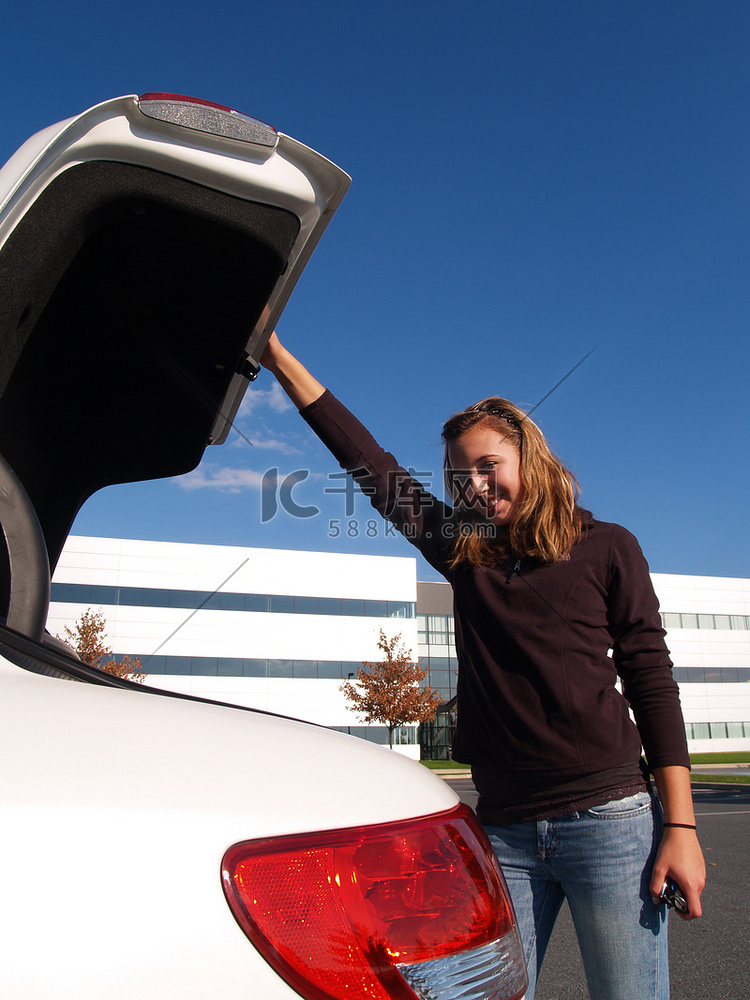 十几岁的女孩关闭汽车后备箱