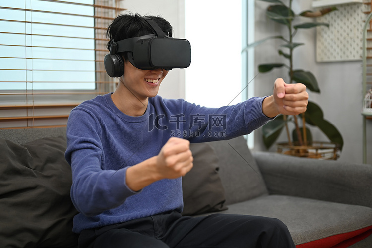 戴着 VR 耳机的快乐亚洲男人