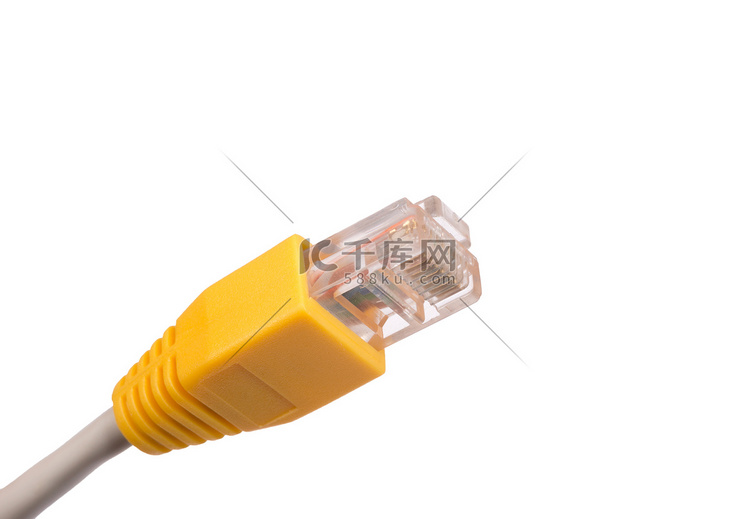 在白色的黄色计算机电缆
