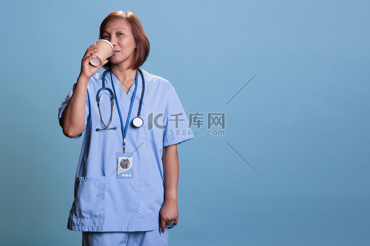 亚洲老年护士在体检预约前拿着杯