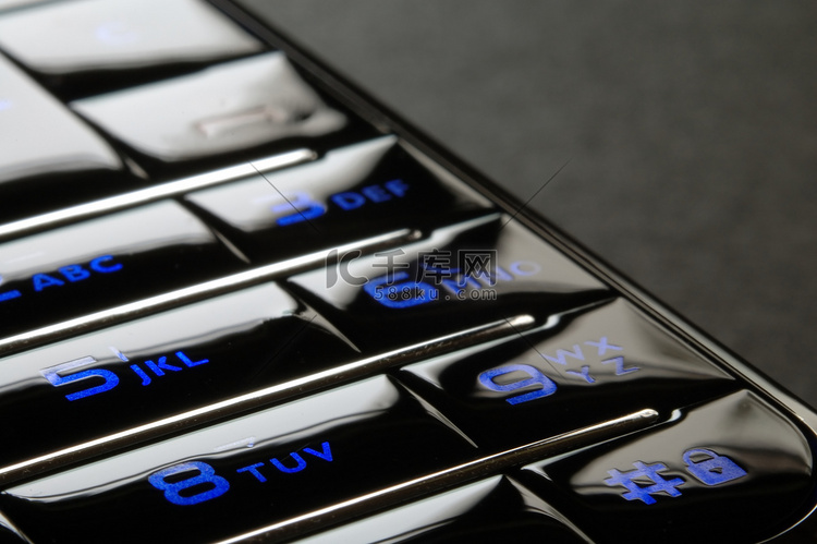 黑暗中的蓝色手机键盘