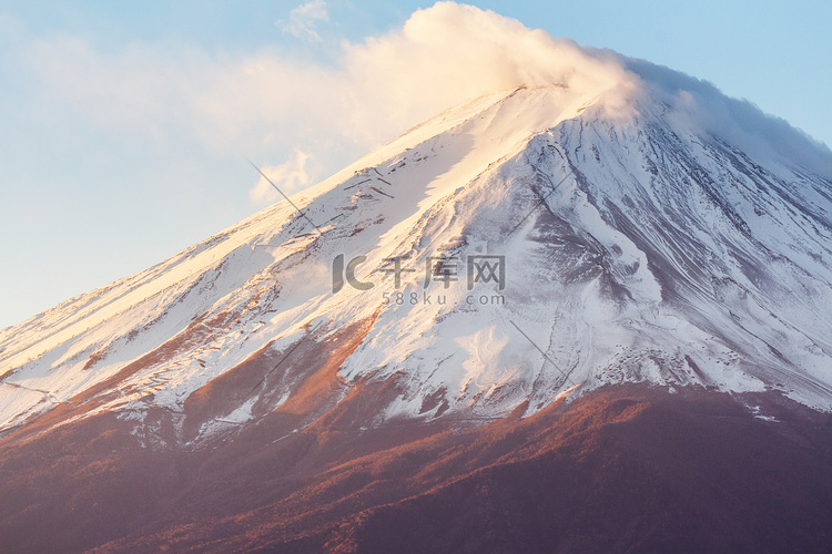 日出时的富士山