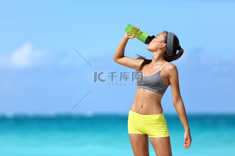 健身赛跑者妇女饮用水运动瓶