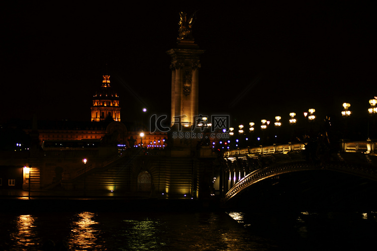 巴黎亚历山大三世桥在晚上