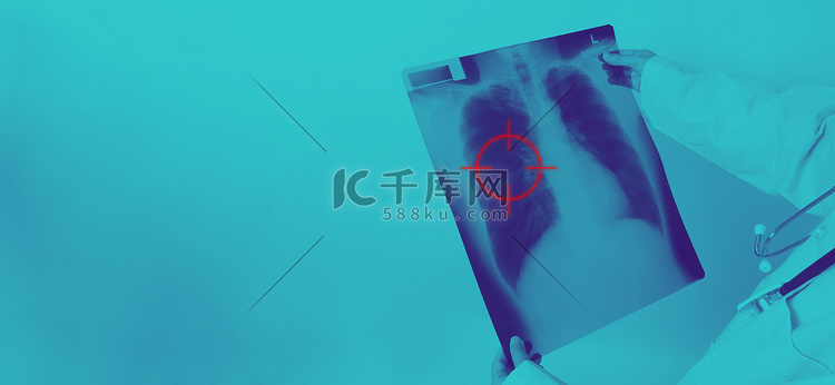 亚洲女医生手持检查肺部 X 光片