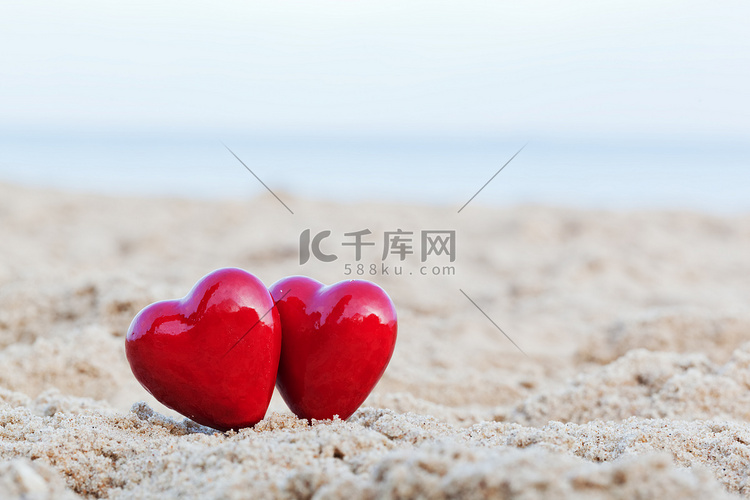 海滩上的两颗红心象征着爱情、情