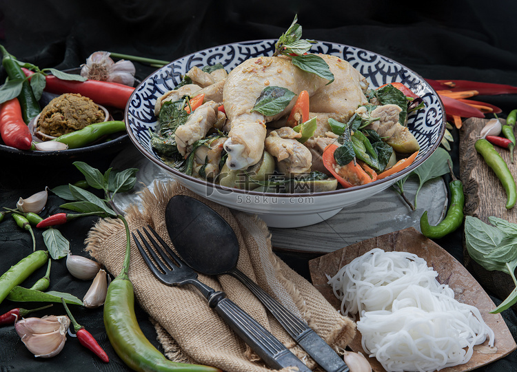 陶瓷碗中的绿咖喱鸡肉和泰国茄子