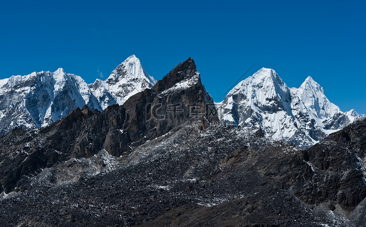 从喜马拉雅山 Renjo 山口看的山脉