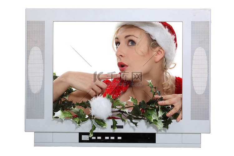电视框后面戴圣诞帽的女人
