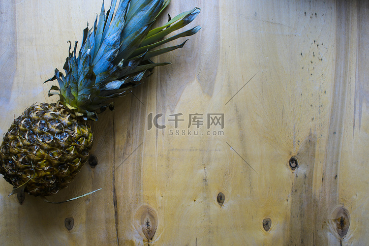 菠萝躺在木制的背景上