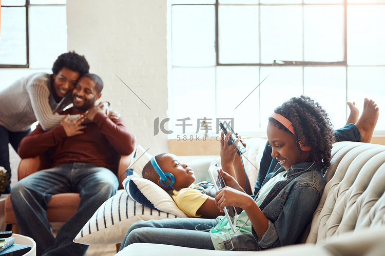 平板电脑，放松和黑人家庭的孩子