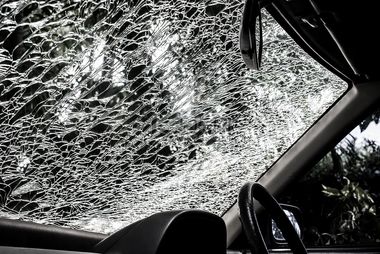 车内损坏的玻璃（汽车挡风玻璃）