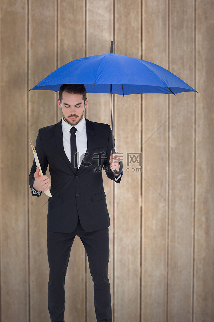 商人在蓝色雨伞下拿着文件的合成