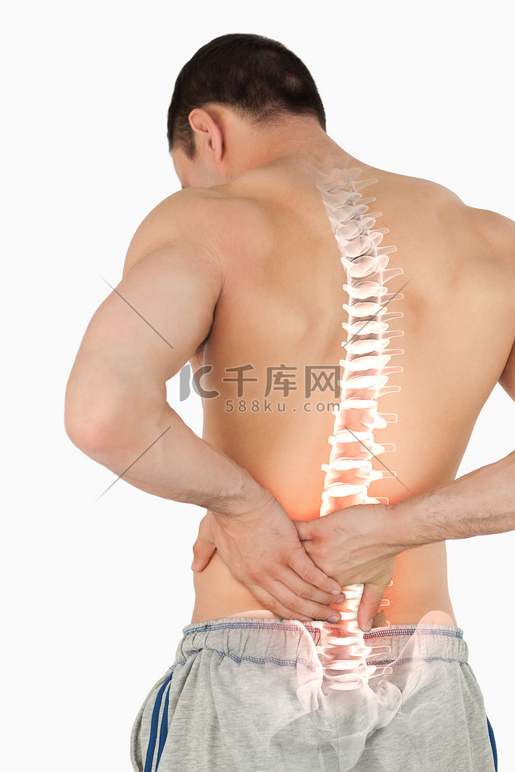 背部疼痛的人突出的脊柱