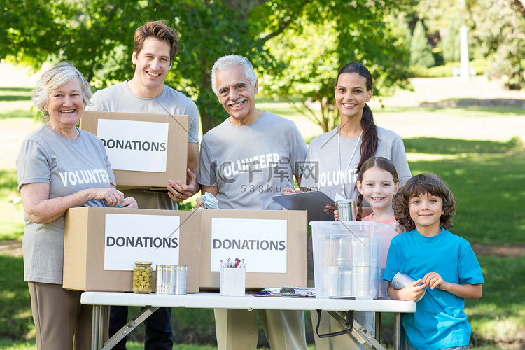 快乐的志愿者家庭分离捐赠物品