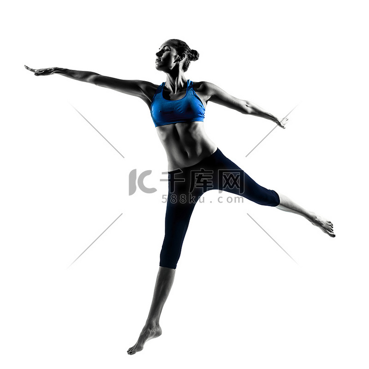 锻炼跳跃伸展舞蹈的女人