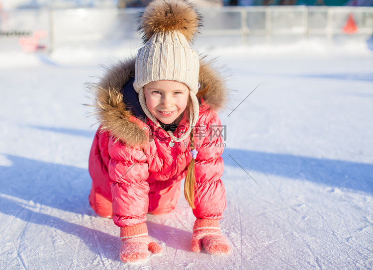 秋天后，快乐可爱的女孩坐在冰上